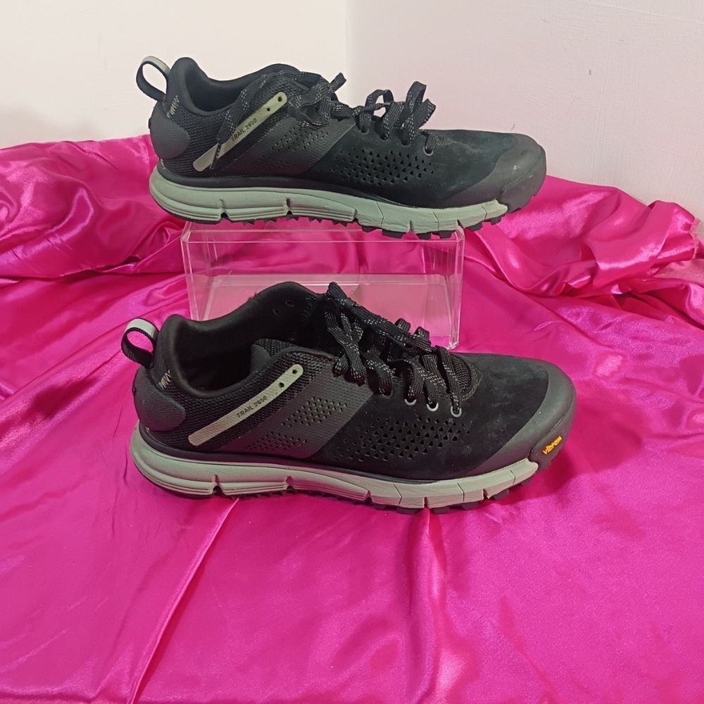 Danner Trail 2650 Black Gray Trail Shoes Men's SIZE 8.5. Condition is Pre-owned